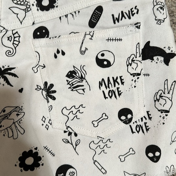 Graffiti White Jean Shorts - Picture 4 of 8